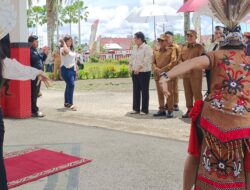 Bupati dan Wakil Bupati Murung Raya Disambut Dengan Ritual Adat Dayak
