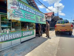 Satpol PP Mura Tegur Pemilik Warung Tanpa Tirai Penutup
