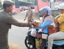 Peringati HUT, Satpol PP Mura Bagikan Takjil kepada Masyarakat