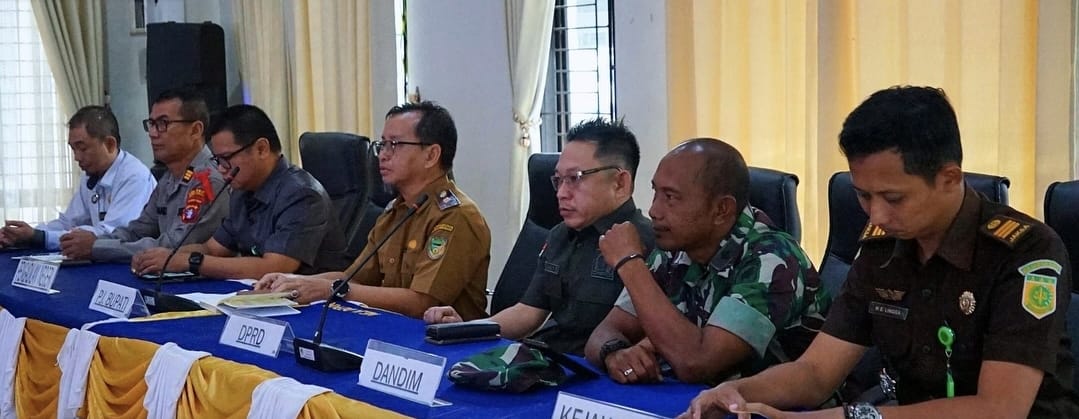 HADIRI KUNSULTASI PUBLIK PENYUSUNAN RKPD 2026-Wakil Ketua I DPRD Barito Utara, H Benny Siswanto (tiga dari kanan) menghadiri kegiatan konsultasi Publik Rancangan Awal RKPD yang berlangsung di Aula BappedaLitbang, Senin (10/3).