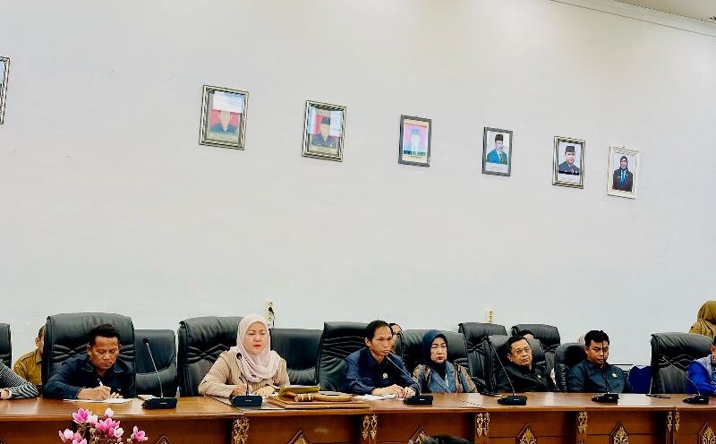 MINTA PENJELASAN-Anggota DPRD Barito Utara, Patih Herman AB meminta penjelasan dari KPU terkait anggran untuk PSU dan Bawaslu terkait himbauan yang diterbitkan pada 4 Maret 2025, dalam RDP di ruang rapat DPRD setempat, Senin (10/3).
