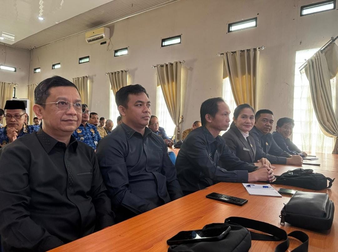 HADIRI - Ketua Komisi II DPRD Barito Utara, H Taufik Nugraha dan anggota DPRD Kabupaten Barito Utara lainnya, Jiham Nur, Patih Herman AB, Naruk Saritani, H Suparjan Efendi, dan Edi Pran Aji saat menghadiri Musrenbang RKPD tahun 2026 di Aula BappedaLitbang, Senin (17/3).