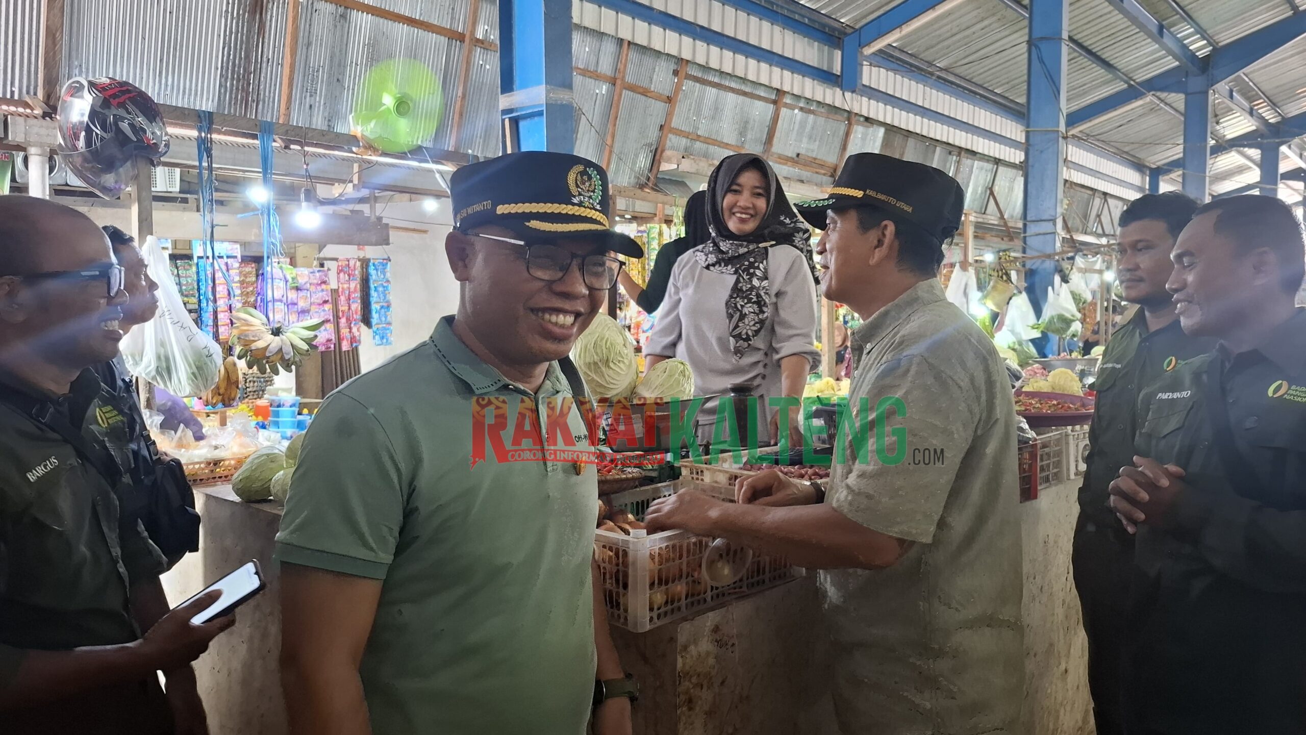 KUNJUNGAN LAPANGAN – Anggota DPRD Barito Utara, Gun Sriwitanto S.H dan H. Nurul Anwar, S.E., M.A.P saat melakukan kunjungan lapangan ke pasar tradisional PBB dan Pendopo, Muara Teweh, Sabtu (3/3).