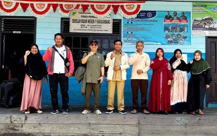 Dinas Pendidikan didampingi Ketua Komisi II DPRD H Taufik Nugraha dan Ketua Komisi III DPRD Barito Utara H Tajeri serta masyarakat setempat melakukan foto bersama saat pengecekan SDN 1 Haragandang yang sering terdampak banjir di Desa Haragandang Kecamatan Lahei