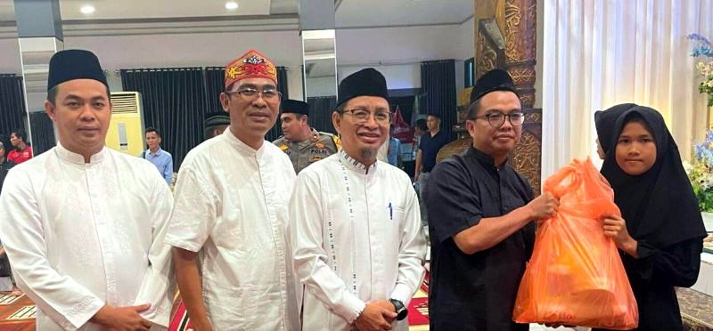 BANTUAN UNTUK PANTI ASUHAN-Anggota DPRD Barito Utara, Jiham Nur saat mendampingi menyerahkan bantuan untuk anak-anak panti asuhan pada acara silaturahmi dan buka puasa bersama PT BEK dan PT NPR dengan Pemkab Barito Utara di Gedung Balai Antang, Rabu (19/3).