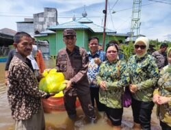 Kejari Barsel Salurkan 100 Bansos Korban Banjir.