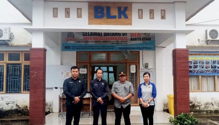 KUNJUNGAN KE UPTD BLK-Anggota DPRD Barito Utara, Patih Herman AB dan Jiham Nur sat melakukan kunjungan di UPTD BLK Dinas Nakertranskop UKM Barito Utara yang diterima Kadis Nakertranskop UKM, M Mastur, Jumat (11/4).