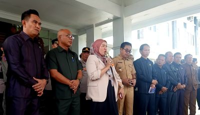 Wakil Ketua II DPRD Barito Utara Hj Henny Rosgiaty Rusli bersama anggota DPRD lainnya dan Asisten Sekda menemui para honorer R2 dan R3 di depan gedung DPRD. Anggota DPRD Barito Utara akan terus memperjuangkan nasib para honorer di daerah ini, Senin (10/2/2025)