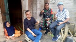 PANTAU PELAKSANAAN PSU-Ketua Komisi II DPRD Barito Utara H Taufik Nugraha dan anggota DPRD Barito Utara H Nurul Anwar serta Babinsa Teweh Tengah Heril Anwar saat berada disekitaran di TPS 01 Melayu menyaksikan PSU, Sabtu (22/3).