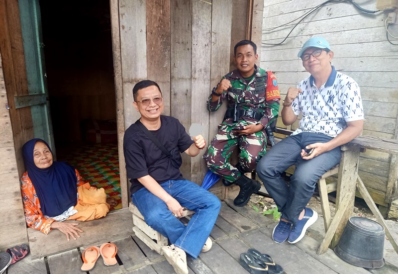 PANTAU PELAKSANAAN PSU-Ketua Komisi II DPRD Barito Utara H Taufik Nugraha dan anggota DPRD Barito Utara H Nurul Anwar serta Babinsa Teweh Tengah Heril Anwar saat berada disekitaran di TPS 01 Melayu menyaksikan PSU, Sabtu (22/3).