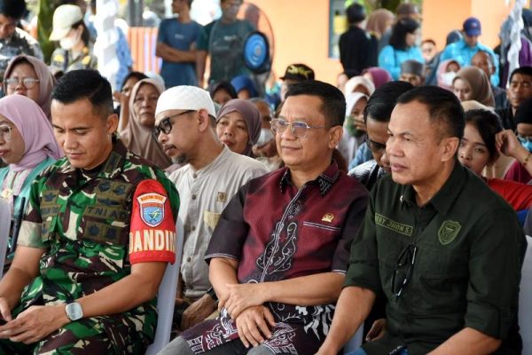 PASAR MURAH PEMPROV KALTENG-Ketua Komisi II DPRD Barito Utara H Taufik Nugraha ketika menghadiri kegiatan pasar Murah Pemprov Kalteng, di halaman kantor Perum Bulog Muara Teweh, Jumat (28/3).