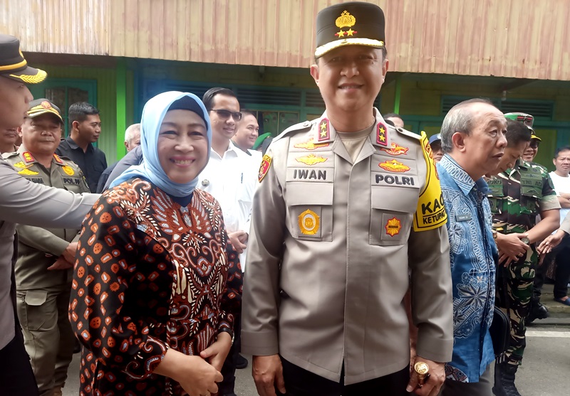 FOTO BERSAMA KAPOLDA KALTENG-Ketua DPRD Barito Utara Hj Mery Rukaini (kiri), bersama Kapolda Kalteng Irjen Pol Iwan Kurniawan (kanan), foto bersama usai melakukan pemantauan PSU di TPS 01 Melayu, Sabtu (22/3).