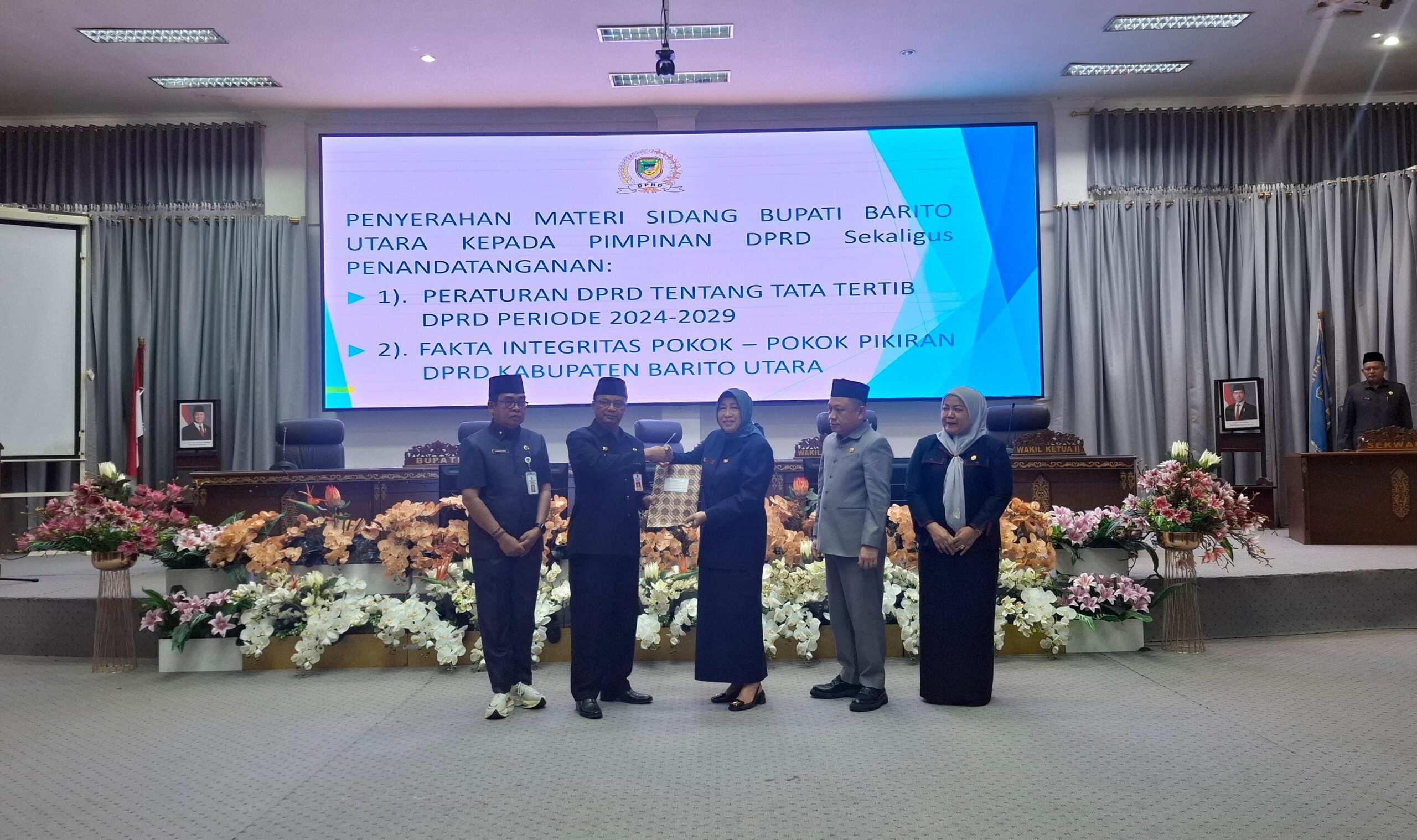 SERAHKAN LKPJ TAHUN 2024 – PJ Sekda, Jufriansyah (dua dari kiri) didampingi Asisten Bidang Pemerintahan, Eveready Noor menyerahkan LKPj tahun anggaran 2024 kepada Ketua DPRD Hj. Mery Rukaini (tiga dari kiri) yang didampingi oleh Wakil Ketua I dan Wakil Ketua II usai siding Paripurna, Senin (14/4).