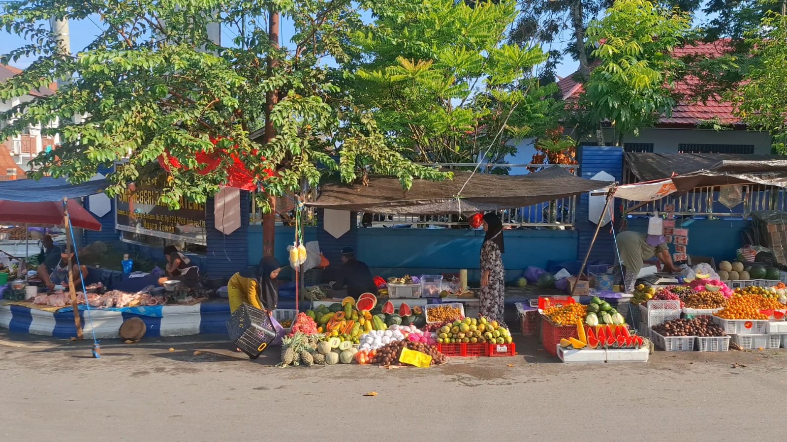 Beberapa pedagang Pasar Ipu yang telah mengungsi untuk berjualan di pinggir Jalan T. Surapati hingga Jalan Durian.