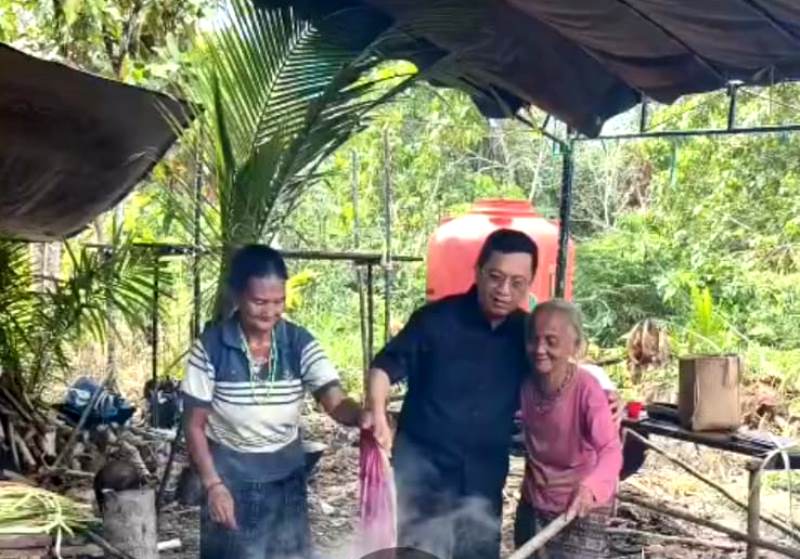 KUNJUNGAN – Ketua Komisi II DPRD Barito Utara, H Taufik Nugraha saat mengunjungi pemberdayaan UMKM anyaman rotan di Desa Tambaba, Kecamatan Gunung Purei, belum lama ini.
