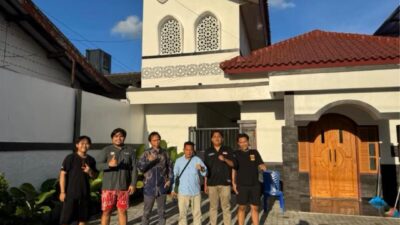KUNJUNGAN - Anggota DPRD Barito Utara, Patih Herman AB (tiga dari kiri) dan Ardianto (tiga dari kanan) disela kegiatan kunjungan kerja ke Dinas Perindustrian, Koperasi, dan UKM Kota Yogyakarta terkait pengembangan sektor UMKM menyempatkan diri mengunjungi asrama mahasiswa Barito Utara di Yogyakarta, Jumat (25/4).