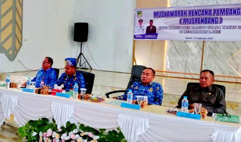 HADIRI MUSRENBANG LAHEI-Anggota DPRD Barito Utara, H Al Hadi menghadiri kegiatan Musrenbang Kecamatan Lahei, yang dilaksanakan di aula kecamatan setempat, Senin (17/2).