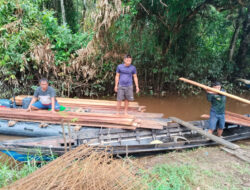 Medan Berat Tak Surutkan Semangat Satgas TMMD Angkut Material Pengecoran Jalan