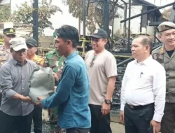 Rumiadi Serahkan Bantuan Kepada Korban Kebakaran di Desa Muara Untu