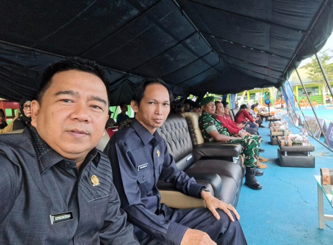 HADIRI – Anggota DPRD Barito Utara, Patih Herman Ab (kanan) dan Suparjan Efendi (kiri) saat menghadiri pembukaan Kids Futsal Turnament Season 2 di Halaman MTSN setempat, belum lama ini.