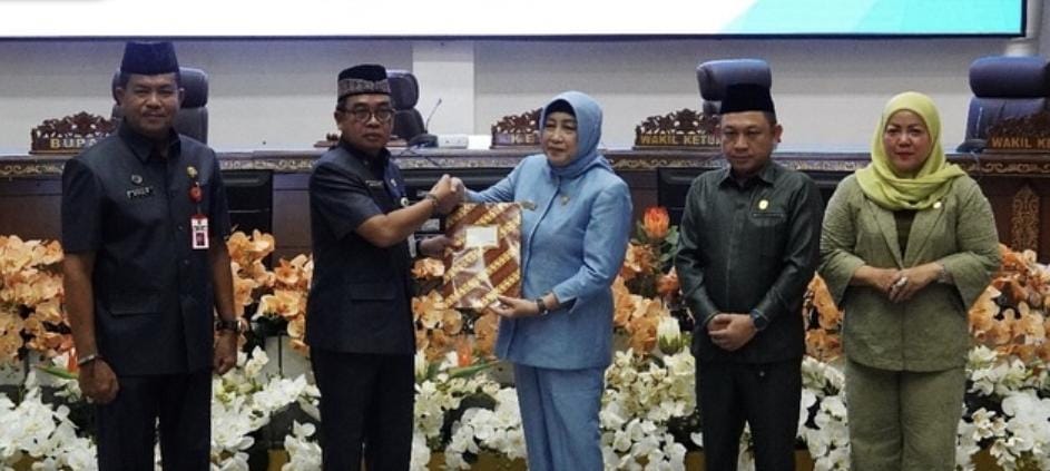 SERAHKAN REKOMENDASI- Ketua DPRD Ketua DPRD Barito Utara Hj Mery Rukaini (tiga dari kanan) didampingi Wakil Ketua I dan Wakil Ketua II DPRD menyerahkan rekomendasi DPRD terhadap Laporan Keterangan Pertanggungjawaban (LKPJ) Bupati Barito Utara Tahun Anggaran 2024 kepada Asisten Sekda Eveready Noor (dua dari kiri) didampingi Asisten Sekda H Gazali, di Ruang Sidang Paripuma DPRD Kabupaten Barito Utara, Rabu (21/5).