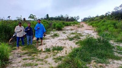 SURVEI - Sekretaris Komisi II DPRD Barito Utara, Ardianto (tengah), bersama Kepala Desa Butong, Makrin serta petugas dari PLN UP2K kalteng melakukan survei terkait rencana pengembangan jaringan listrik di dua desa, Desa Butong Kecamatan Teweh Selatan dan Desa Liang Buah Kecamatan Teweh Baru, Rabu (18/6).