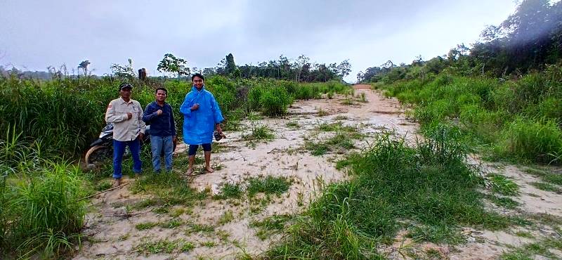 SURVEI - Sekretaris Komisi II DPRD Barito Utara, Ardianto (tengah), bersama Kepala Desa Butong, Makrin serta petugas dari PLN UP2K kalteng melakukan survei terkait rencana pengembangan jaringan listrik di dua desa, Desa Butong Kecamatan Teweh Selatan dan Desa Liang Buah Kecamatan Teweh Baru, Rabu (18/6).