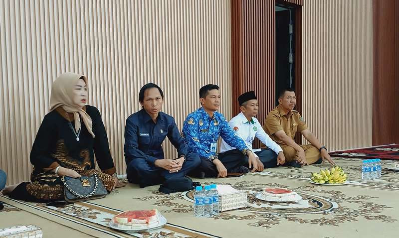 HADIRI - Wakil Ketua Komisi III DPRD Barito Utara Rujana Anggraini (satu dari kiri) dan anggota Komisi I DPRD Barito Utara Patih Herman AB (dua dari kiri) saat menghadiri ramah dalam rangka pengumuman kelulusan siswa kelas IX tahun ajaran 2024/2025, di Aula SMP Negri 1 Muara Teweh, Senin (2/6).