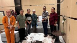 SERAHKAN DOKUMEN SENGKETA LAHAN- H Almiyani Balang menyerahkan dokumen sengketa lahan yang diduga digarap oleh PT SMM kepada Anggota DPR RI Komisi VII yang membidangi lingkungan dan Energi dan Sumber Daya Mineral (ESDM), Sigit Karyawan Y, di Kantor DPRD setempat, belum lama ini.