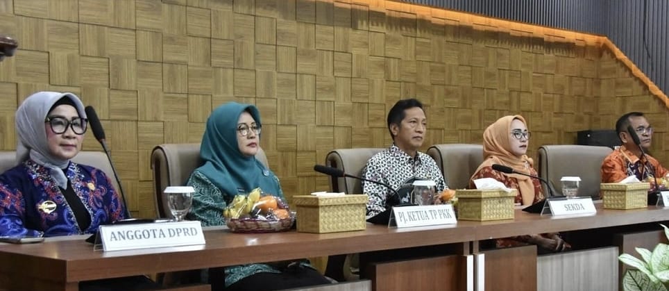 HADIRI-Ketua Komisi I DPRD Barito Utara, Hj Nety Herawati (satu dari kiri), Pj Ketua TP PKK, Ketua DWP dan Kepala Disdalduk KB dan P3A bersama dengan Sekda Barito Utara, Muhlis saat menghadiri agenda Evaluasi Kabupaten Layak Anak (KLA) Tahun 2025 yang diselenggarakan di Aula Setda Lantai 1, Kamis (5/6).
