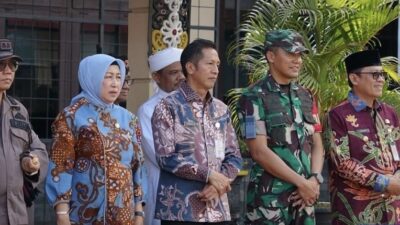 SAMBUT - Ketua DPRD Barito Utara Hj Mery Rukaini bersama Pj Bupati, Sekda dan Dandim 1013 Mtw, serta pejabat lainnya sambut kedatangan Kapolda Kalteng di halaman Polres setempat, Kamis (12/6).