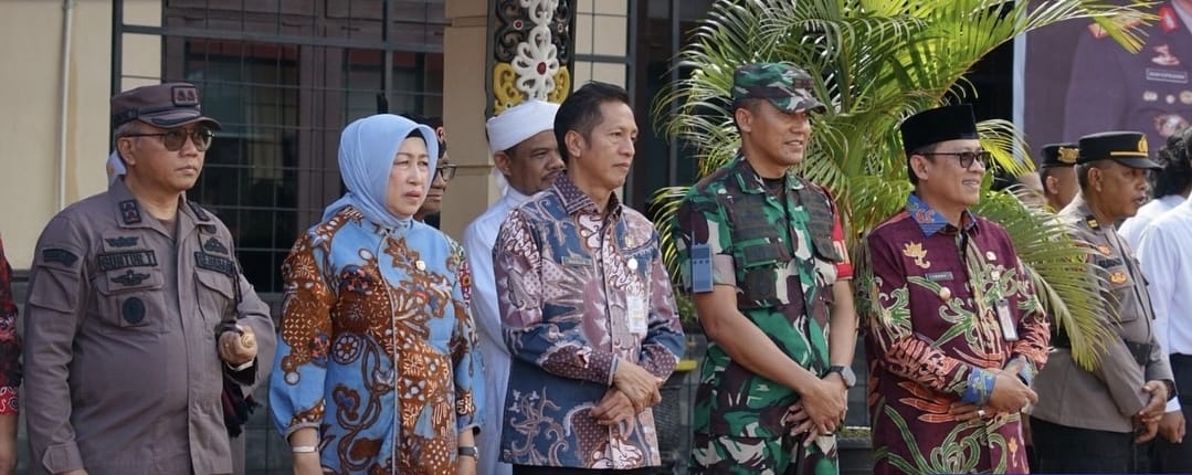 SAMBUT - Ketua DPRD Barito Utara Hj Mery Rukaini bersama Pj Bupati, Sekda dan Dandim 1013 Mtw, serta pejabat lainnya sambut kedatangan Kapolda Kalteng di halaman Polres setempat, Kamis (12/6).