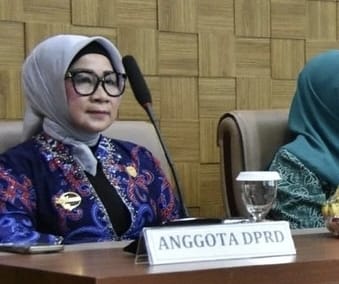 HADIRI - Ketua Komisi I DPRD Barito Utara, Hj. Nety Herawati, saat menghadiri kegiatan di Muara Teweh, belum lama ini.