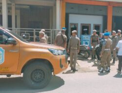 Satpol PP Damkar Mura Turun ke Jalan Bantu Atur lalu lintas pagi