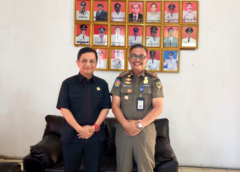 RESES - Anggota DPRD Dapil I Barito Utara H Taufik Nugraha (kiri) saat melakukan reses di wilayah Kecamatan Teweh Tengah bersama Plt Camat Teweh Tengah, Dudy Bagus Prasetyo (kanan), Selasa (22/7).