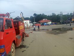 Cegah Lakalantas, Damkar Murung Raya Bersihkan Pasir dari Jalan Raya