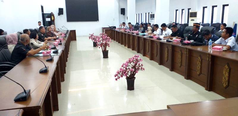 DPRD Barito Utara menggelar rapat dengar pendapat (RDP) bersama warga pemilik lahan di Desa Paring Lahung dengan PT TOP, di ruang rapat DPRD setempat, Rabu (2/7).