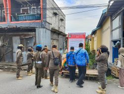 Pasar Keramat Kebanjiran, Satpol PP Bongkar Lapak Liar dan Bersihkan Saluran Air