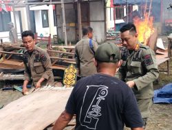 Kasatpol PP Mura Pimpin Pembongkaran Lapak PKL di Alun-alun Jorih Jerah