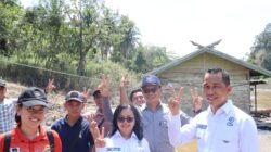 SAMPAI PEDALAMAN: Calbup dan Cawabup Barito Utara, H Jimmy Carter-Inriaty Karawaheni saat berkunjung ke Desa Gandring, Senin (23/6).