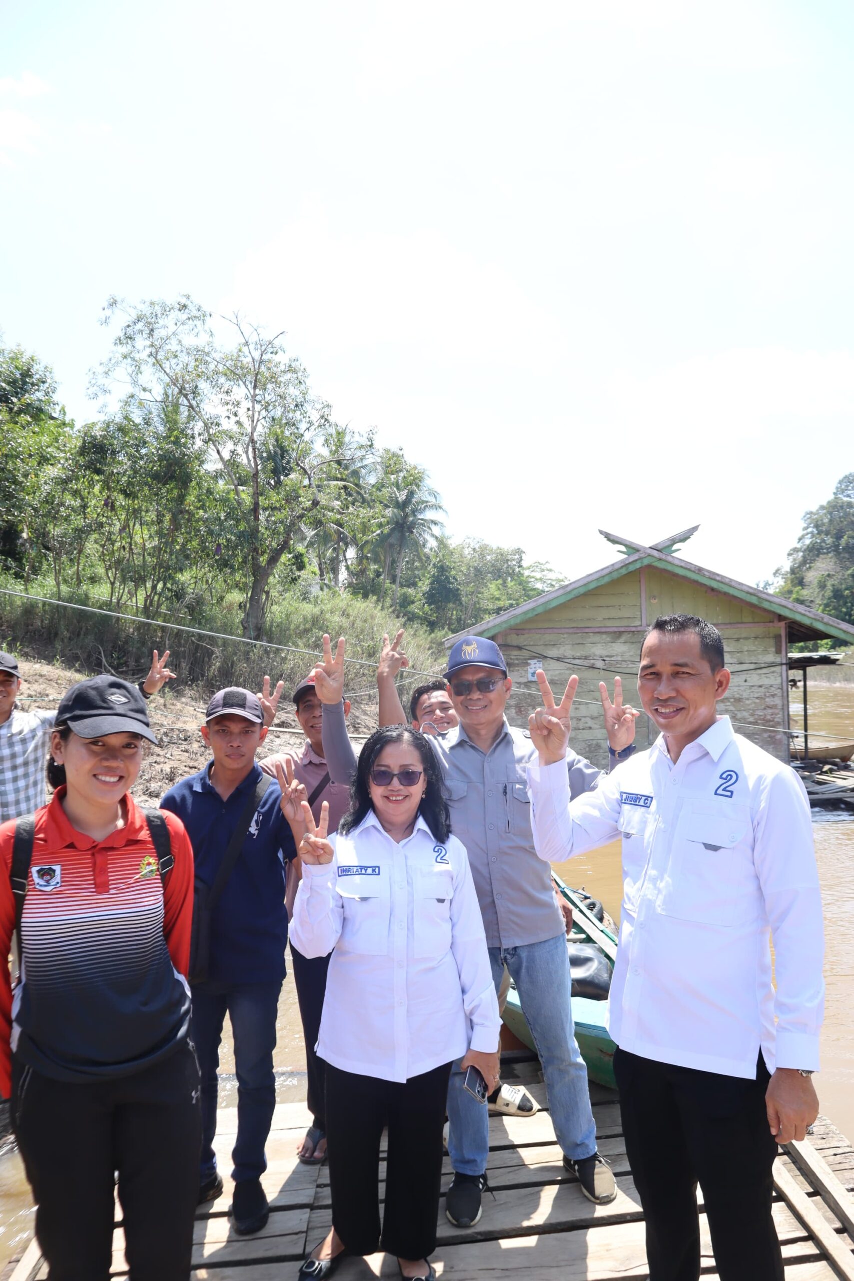 SAMPAI PEDALAMAN: Calbup dan Cawabup Barito Utara, H Jimmy Carter-Inriaty Karawaheni saat berkunjung ke Desa Gandring, Senin (23/6).