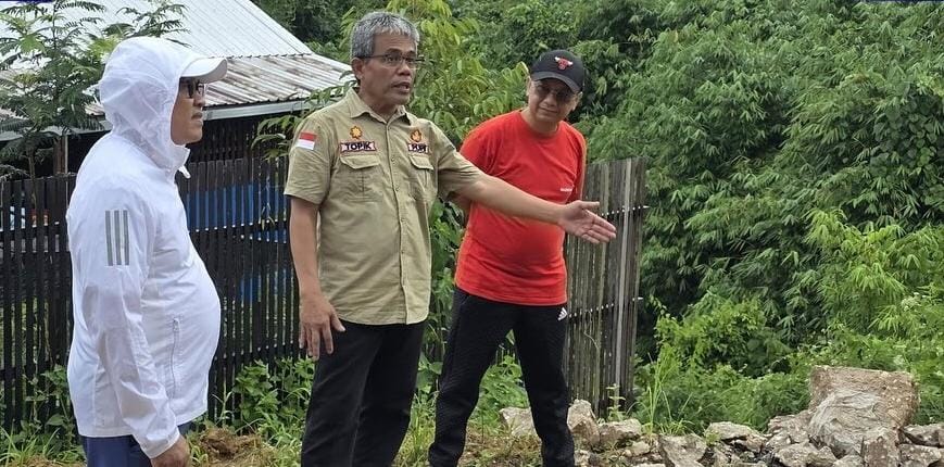 Ketua Fraksi PDI Perjuangan DPRD Barito Utara H Taufik Nugraha bersama Pj Bupati Indra Gunawan, Sekda Muhlis dan Kadis PUPR M Iman Topik dan Kabid Bina Marga usai meninjau jembatan Karang Jawa Ujung dan akan melanjutkan peninjauan tempat relokasi di jalan lingkar Kota Muara Teweh, Sabtu (28/6).