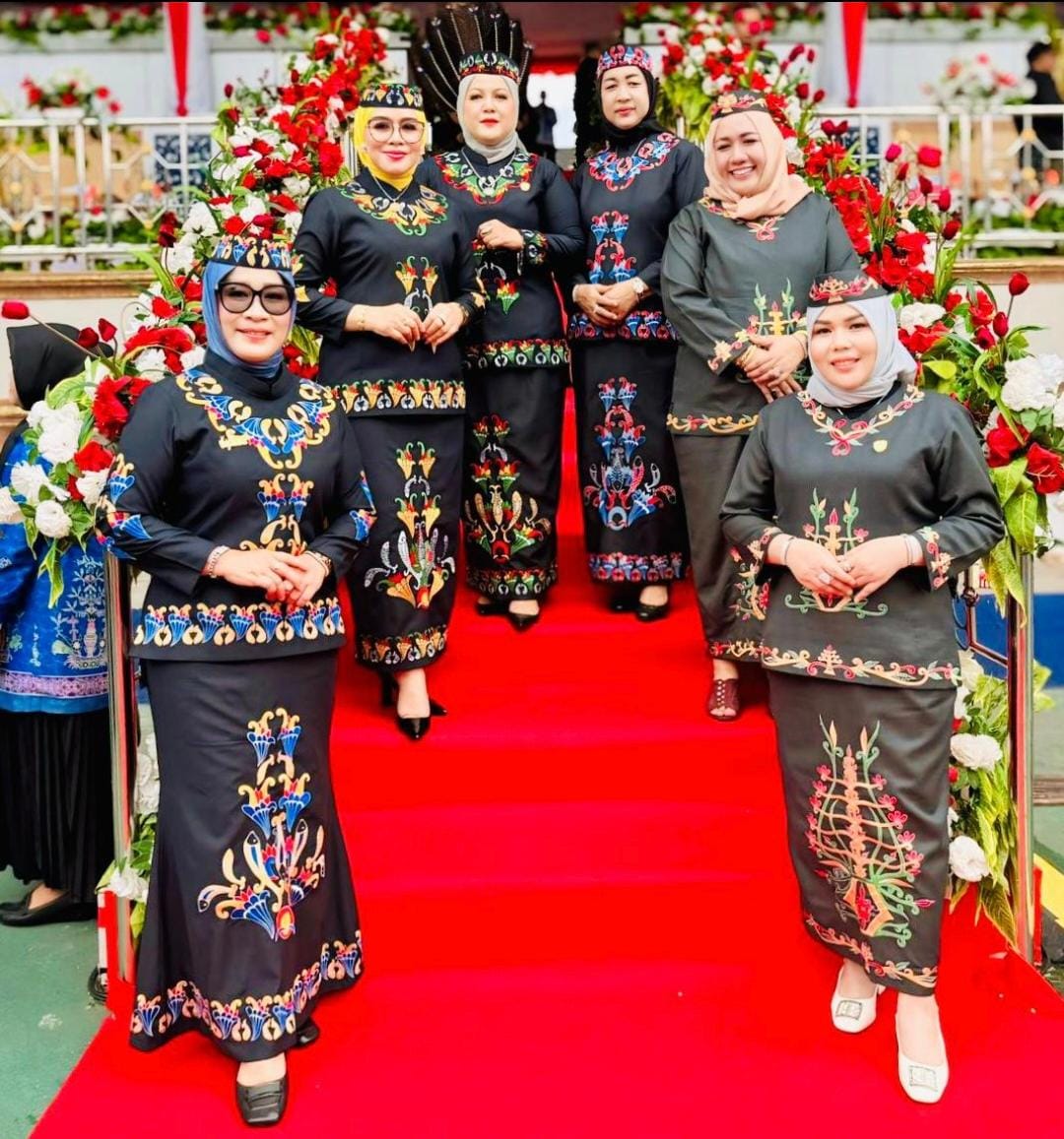 HADIRI UPACARA – Wakil Ketua II DPRD Barito Utara, Hj. Henny Rosgiaty Rusli (tiga dari kiri) bersama Anggota DPRD lainnya setelah menghadiri Upacara HUT Barut di Tiara Batara, Senin (30/6).