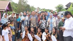 DISAMBUT TARIAN: Calbup dan Cawabup Batara, H Jimmy Carter dan Inriaty Karawaheni berkunjung ke Desa Sikui, Minggu (22/6).