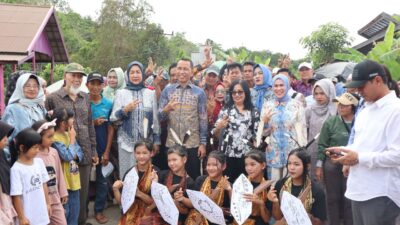 DISAMBUT TARIAN: Calbup dan Cawabup Batara, H Jimmy Carter dan Inriaty Karawaheni berkunjung ke Desa Sikui, Minggu (22/6).