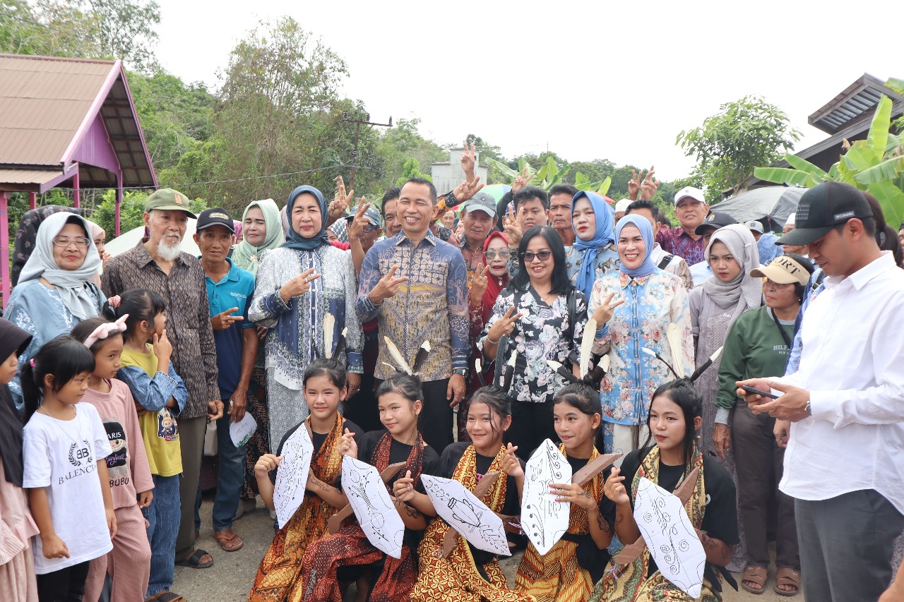 DISAMBUT TARIAN: Calbup dan Cawabup Batara, H Jimmy Carter dan Inriaty Karawaheni berkunjung ke Desa Sikui, Minggu (22/6).