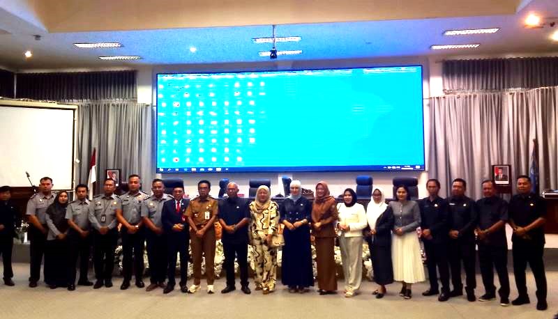 RAPAT PENYAMPAIAN HASIL FASILITASI TIGA RAPERDA-DPRD Barito Utara menggelar rapat terkait pembahasan penyampaian hasil fasilitasi terhadap tiga Rancangan Peraturan Daerah (Raperda), Selasa (1/7/2025), bertempat di ruang rapat DPRD setempat