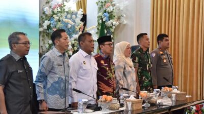 HADIRI RAKOR - Wakil Ketua II DPRD, Henny Rosgiaty saat menghadiri Rapat Koordinasi persiapan PSU Barito Utara, di Rujab Bupati setempat, Kamis (10/7).
