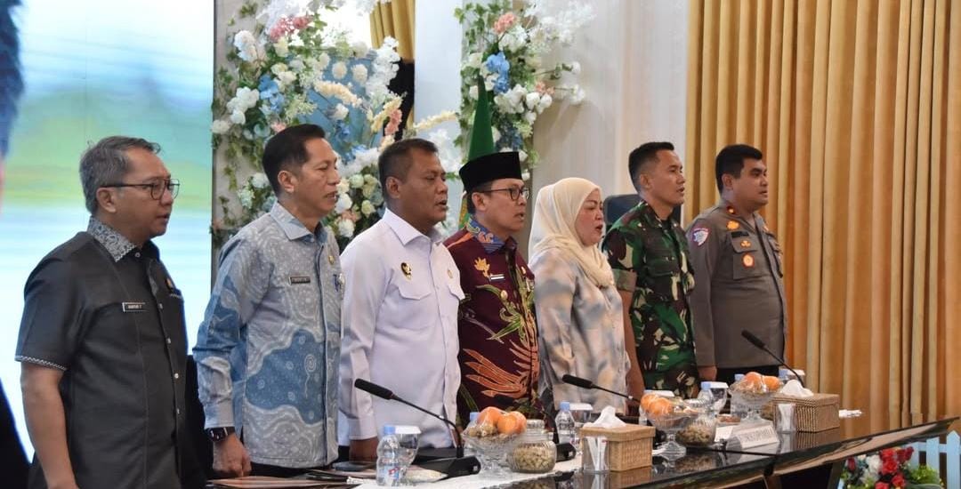 HADIRI RAKOR - Wakil Ketua II DPRD, Henny Rosgiaty saat menghadiri Rapat Koordinasi persiapan PSU Barito Utara, di Rujab Bupati setempat, Kamis (10/7).