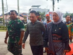 Wakil Ketua II DPRD Apresiasi Pit Camat Gunung Purei Serahkan Cinderamata Anyaman Rotan